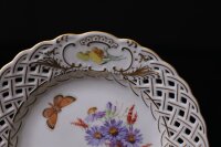 Meissen Durchbruchteller mit natürlicher Blumenmalerei und Schmetterling