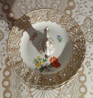 Meissen Etagere mit Blumendekor, Durchbrucharbeiten und...