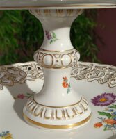 Meissen Etagere mit Blumendekor, Durchbrucharbeiten und Goldapplikationen 1.Wahl